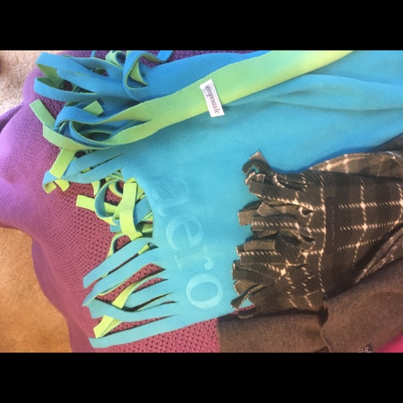 Women’s Scarves - Picture 4 of 6